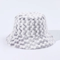 Gros plan du bob en fausse fourrure à carreaux gris et blanc avec texture douce - M (56-58cm) / Gris