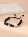 Detail eines matt-schwarzen Perlenarmbands mit Silberfußball und Buchstaben-A-Anhänger - Buchstabe A