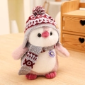 Niedliche rosa Pinguin-Plüschfigur mit roter Strickmütze und Schal mit Gänseblümchen - 12cm Anhänger / Rosa