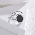 Detail eines verstellbaren Silberrings mit schwarzem Oval und gedrehter Seilstruktur - Einstellbar Offen / Silber-Schwarz Einlage