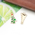 Kerstboom bedeltje van emaille in groen en wit met rode ster voor DIY sieraden maken - 1 Stuk Emaille Kerstboom Bedeltje - 16x26mm