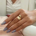 Anello bypass dorato lucido minimalista con finitura a specchio liscia per un look moderno - Anello Bypass Grosso Dorato