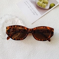 Retro Katzenaugen Sonnenbrille in Schildpatt-Optik mit braunen Gläsern auf weißem Tisch - Tortoise