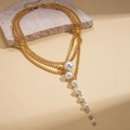 Elegante collana dorata multistrato con design pendente a nappa di perle a cascata - Oro Ecologico