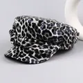 Cappello piatto vintage leopardato con fiocco laterale nei toni del nero e del blu - M (56-58cm) / Leopardo Nero e Bianco (Fiocco)