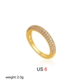 Dettaglio dell'anello in oro 18k con pavé di zirconi che mostra taglia US 6 e 2,0g - US 6 / Oro 18K