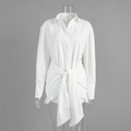 Detail van witte doorknoopjurk met lange mouwen, knoopdetail in de taille en textuurstof - S / Wit