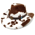 Détail d'un chapeau de cowboy à motif vache avec bande en cuir et perles turquoise - Couronne en Cœur Café