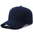 Dettaglio di un cappellino da baseball blu scuro in twill con visiera curva e cuciture rifinite - Blu navy