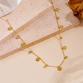 Dettaglio della collana dorata con ciondoli a faccina e zirconi bianchi su pietra - Faccina Sorridente (B210)