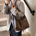 Grand sac cabas vintage en cuir marron foncé porté par un mannequin en escalier - Marron