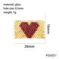 Détail macro d'une perle en verre en forme de cœur avec dimensions 28mm par 16mm pour bijoux - Cœur Rouge/Bord Or (P06051)