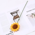 Detailaufnahme der handgehäkelten Sonnenblume auf Magazin für Heimdekoration - Sonnenblume Zweig