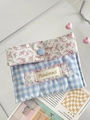 Pochette trapuntata a fiori e quadretti blu con ricamo Pundered e rifinitura rosa - Stile Floreale a Quadretti Blu / Floreale Blu