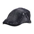 Detailweergave van gewassen denim pet met verstelbare metalen gesp en vintage textuur - Zwart