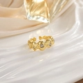 Anillo abierto dorado irregular de lujo con circonitas sobre fondo de seda - Pavé De Ola Irregular (JZ0109)