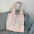 Borsa tote in tela tie-dye rosa con ricamo floreale bianco da donna stile casuale - Stile Gilet / Ricamo Rosa Pittura a Inchiostro