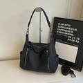 Borsa tote nera con trama a litchi e dettagli con cerniera verticale e nappe - Nero