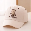 Detalle del bordado de oso y texto THI SUNRISE en gorra de béisbol de algodón beige - Blanco Roto