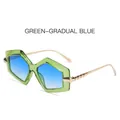 Occhiali da sole poligonali con montatura verde trasparente, lenti blu sfumate e aste dorate - Montatura Verde Lente Blu Sfumato