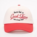 Dettaglio del ricamo Good Time su un cappellino da baseball rosso e bianco crema - Taglia unica / Bianco Sporco Spliced Rosso