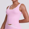 Détail du débardeur de yoga rose avec liserés blancs contrastés et dos nageur sport - Rose Sakura