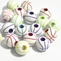 Vue rapprochée de perles acryliques colorées en forme de basket-ball pour bijoux DIY - Style Basket-ball (12mm-Blanc avec lignes colorées) / 50 Pcs/Paquet