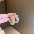 Dettaglio di orecchini a cerchio dorati larghi con strass multistrato molto luminosi - Oro (Perno in Argento Strass)