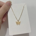 Nahaufnahme der goldenen Schmetterlings-Halskette mit filigranem, hohlem Design - DN059 Hohler Schmetterling