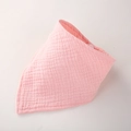 Détail d'un bavoir bébé rose en gaze de coton avec tissu respirant et bouton pression - Rose