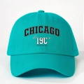 Detailopname van de Chicago-honkbalpet met groene katoenstructuur en fijn borduurwerk - Eén maat / Meer blauw