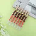 Nahaufnahme von 6 roten 0,5mm Tintenrollern auf einem minimalistischen grünen Hintergrund - 0.5mm / Rot