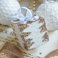 Champagne gold glitter Christmas gift box ornament with white ribbon bow and sparkles - White Gold Two-tone Gift Bag 6*8CM