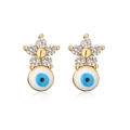 Dettaglio di orecchini a fiore dorati con zircone e ciondoli occhio del diavolo in smalto - Fiore Evil Eye / Oro/Multicolore