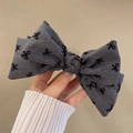 Pince à cheveux papillon en tissu gris élégant avec broderies noires - Pince à Cheveux Noeud Brodé (73#) / Gris