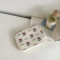 Grote canvas make-up tas met kersenprint en ritssluiting op wit oppervlak - Paspoorthouder