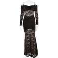 Detail van elegante zwarte kanten mouwen en een off-shoulder nauwsluitende geplooide jurk - S / koffiekleur