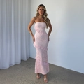 Elegante abito lungo rosa senza spalline con volant a balze in pizzo su modella in studio - S / Rosa