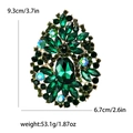 Spilla di cristallo verde con base in lega d'oro e strass a goccia su fondo bianco - Verde