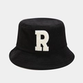 Gros plan d'un bob noir avec un écusson lettre R blanc et des bords surpiqués - M (56-58cm) / Noir