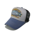 Dettaglio del ricamo a forma di pesce e della rete traspirante sul cappello trucker - Blu