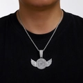 Primer plano del colgante de alas plateado hip hop con cadena de cuerda en modelo - Colgante plateado con cadena salomónica de 20 pulgadas