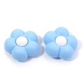 Dettaglio di due ciondoli a fiore 3D blu in PVC per borse da spiaggia e forate tipo Bogg - Fiore Blu Centro Bianco