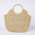 Handgefertigte beige Stroh-Handtasche mit rundem Griff für den Strandurlaub auf weiß - Kaffee Beige