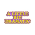 Bunte Emaille-Brosche mit gelbem A LITTLE BIT DRAMATIC Schriftzug auf lila Grund - A LITTLE BIT DRAMATIC/Hellviolett