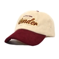 Detail der Wild and Wonder Stickerei auf der zweifarbigen Cord-Baseballkappe - M (56-58cm) / Beige/Weinrot