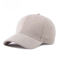Gros plan détaillé d'une casquette en velours côtelé beige montrant la texture douce - Poche zippée