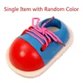 Giocattolo educativo in legno per imparare ad allacciare le scarpe per bambini in rosso - Scarpa Piccola da Allacciare (Colore Casuale)