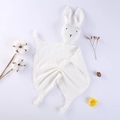 Nahaufnahme des weißen Schnuffeltuchs aus Musselin mit Hasenkopf und geknoteten Ecken für Babys - 30*30 cm / Weißer Hase
