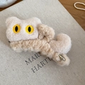 Gros plan sur la pince à cheveux en peluche chat avec broderie détaillée et étiquette dorée - Pince-Blanc crème
